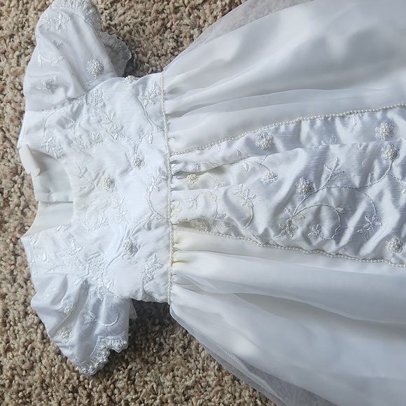 Gorgeous beaded, Satin embroidered Communion dress with cluster pearls. - Picture 2 of 6